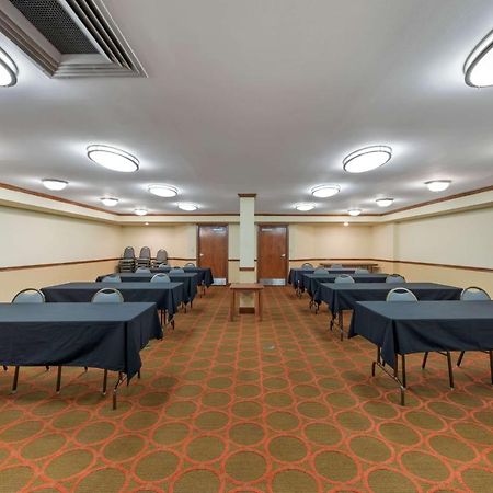 Best Western Louisville East Inn & Suites Bagian luar foto