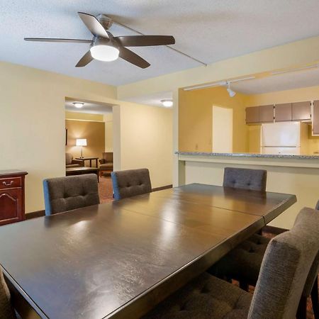 Best Western Louisville East Inn & Suites Bagian luar foto