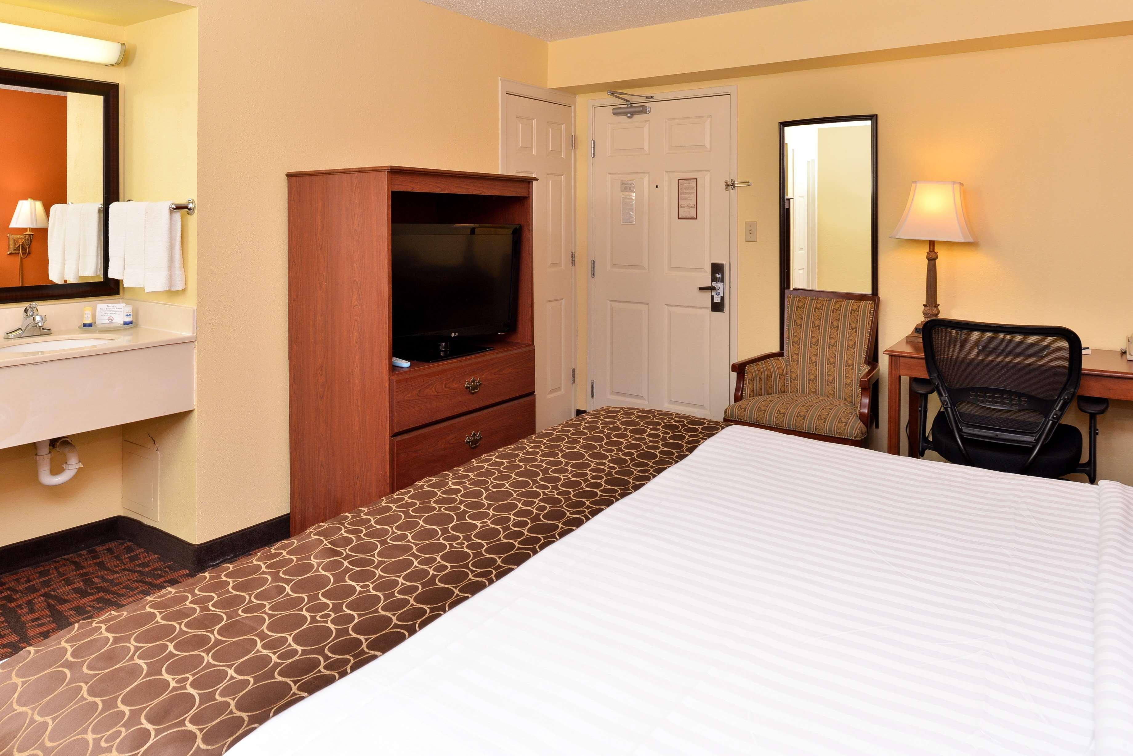 Best Western Louisville East Inn & Suites Bagian luar foto