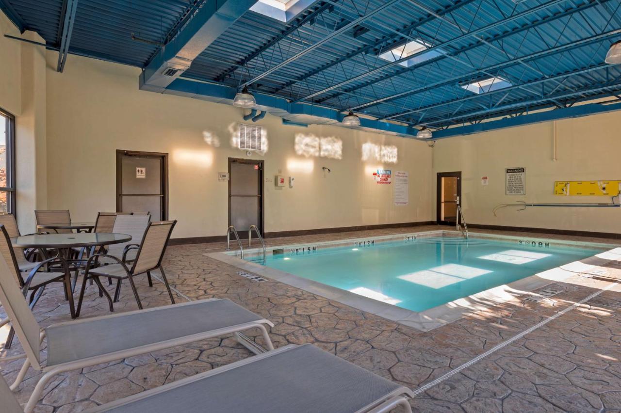 Best Western Louisville East Inn & Suites Bagian luar foto