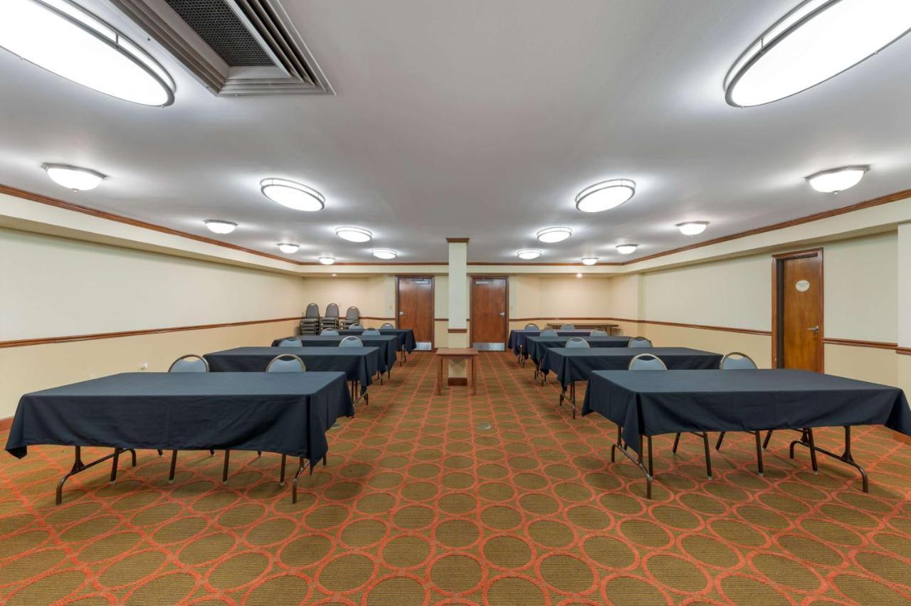 Best Western Louisville East Inn & Suites Bagian luar foto
