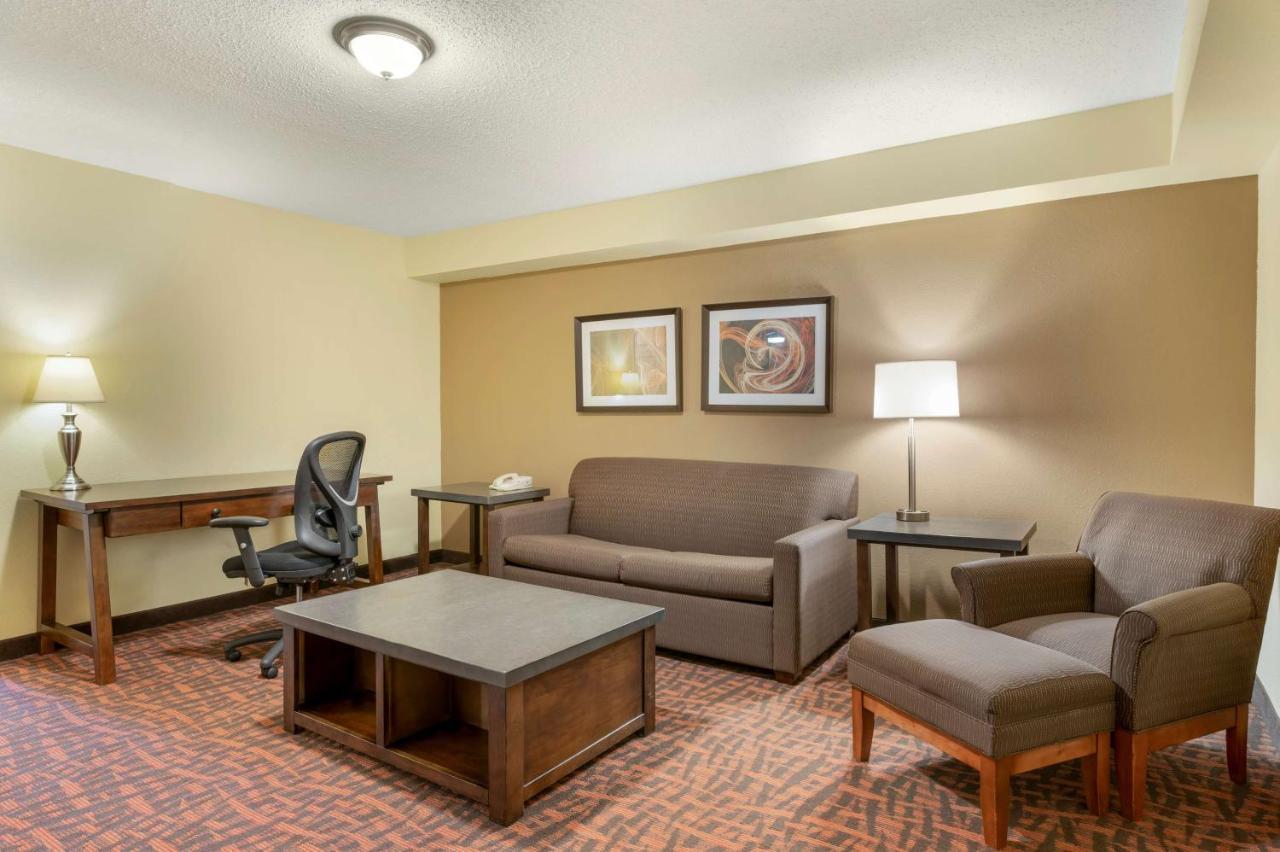 Best Western Louisville East Inn & Suites Bagian luar foto