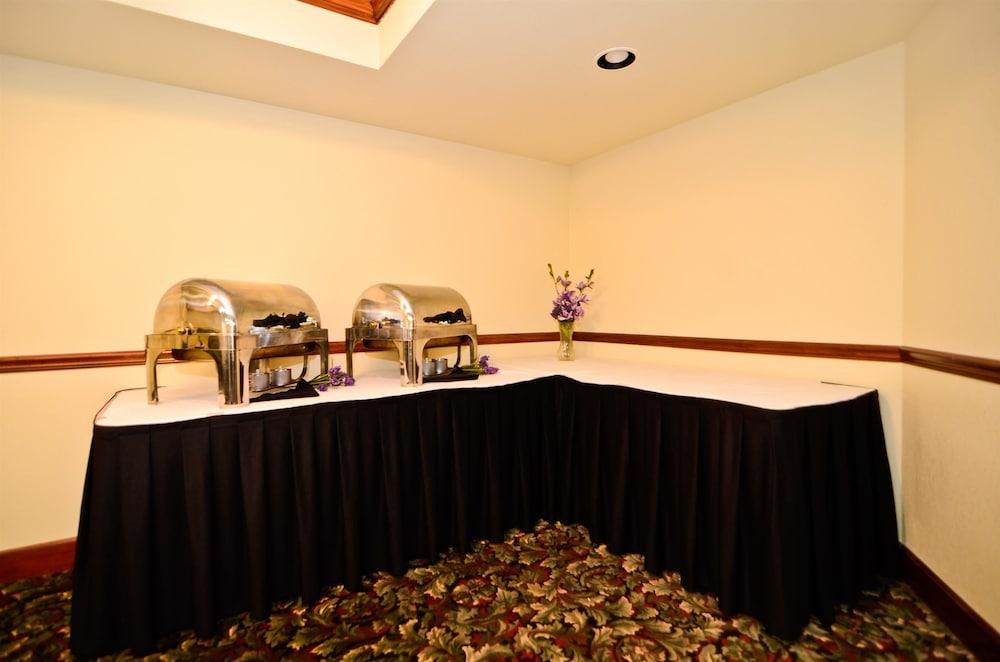 Best Western Louisville East Inn & Suites Bagian luar foto