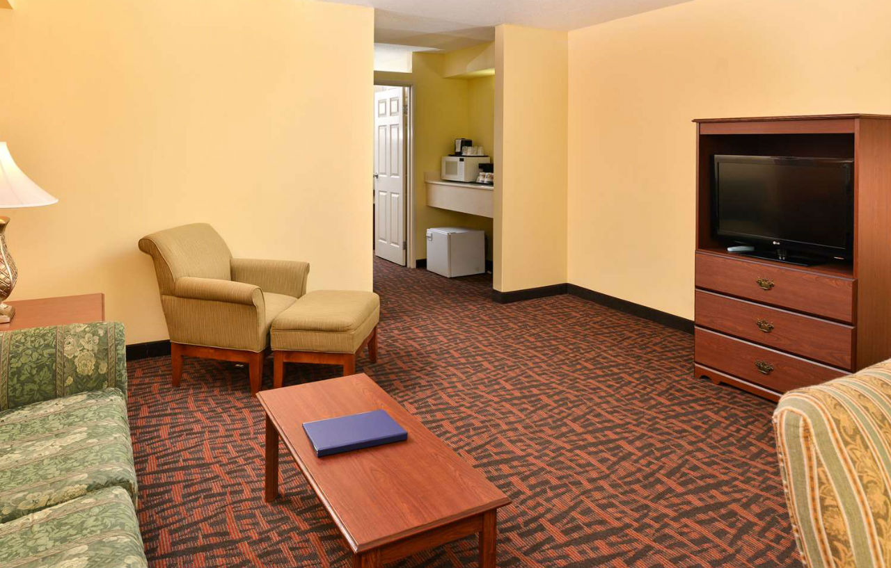 Best Western Louisville East Inn & Suites Bagian luar foto