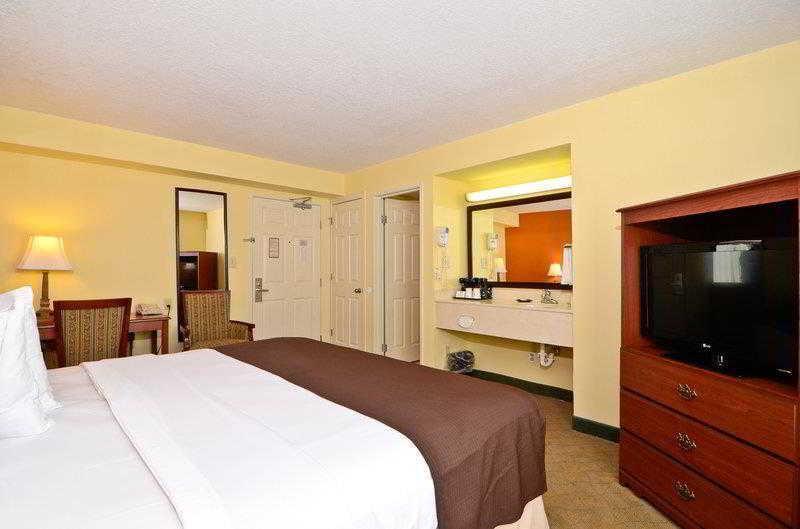 Best Western Louisville East Inn & Suites Bagian luar foto